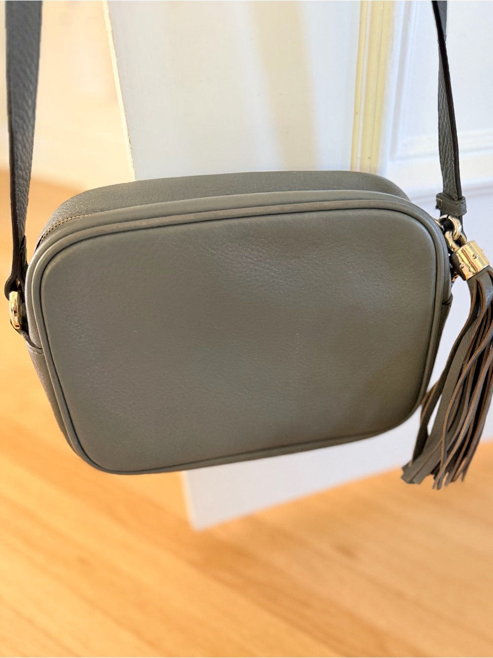 Gucci GG Leather Soho Disco Pebbled Crossbody Leather Bag in Gray 🩶 - Picture 3 of 6